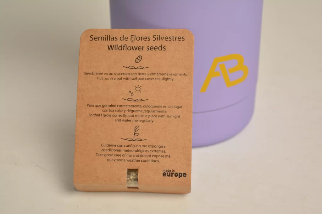 Botellas reutilizables con semilla para reducir la huella de carbono